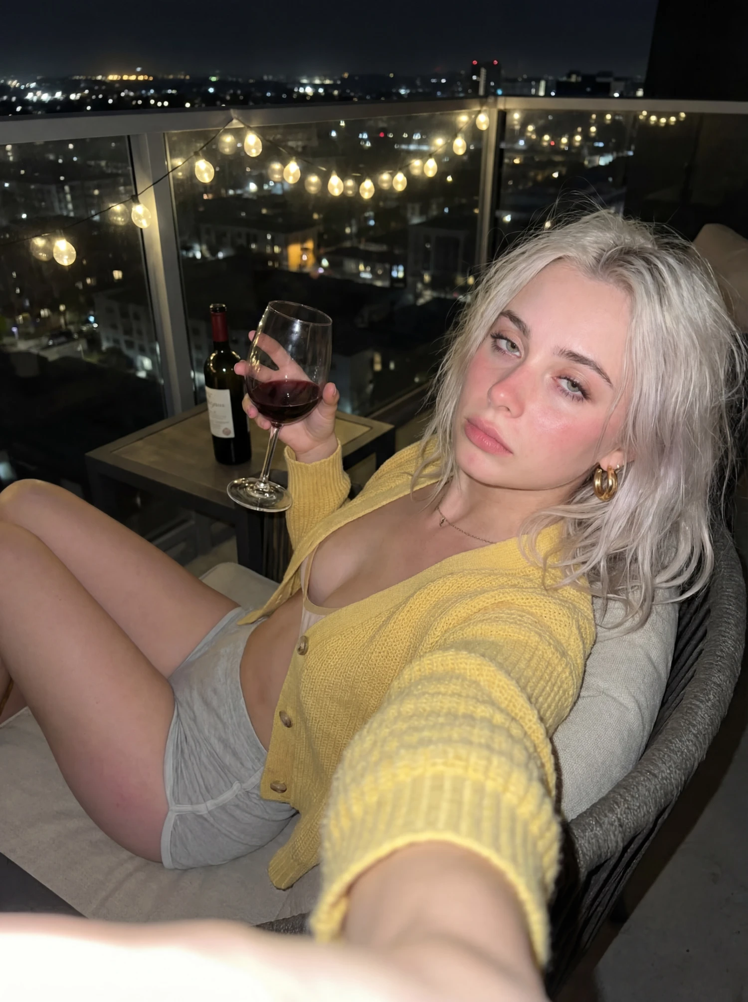 夜景阳台自拍红酒美人