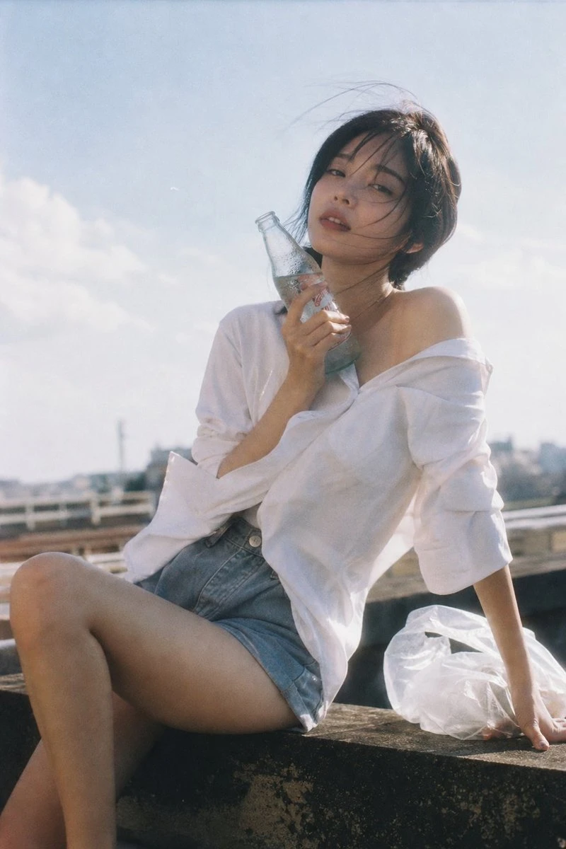 日系胶片风天台夏日少女