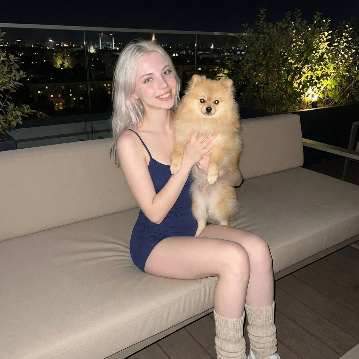 夜景露台少女抱博美犬写真