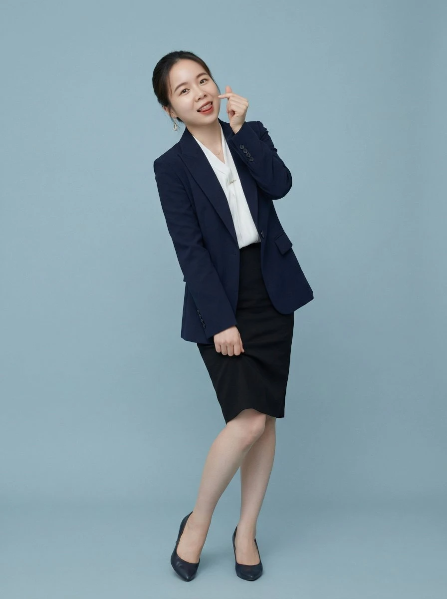 职场女性俏皮写真姿势指南