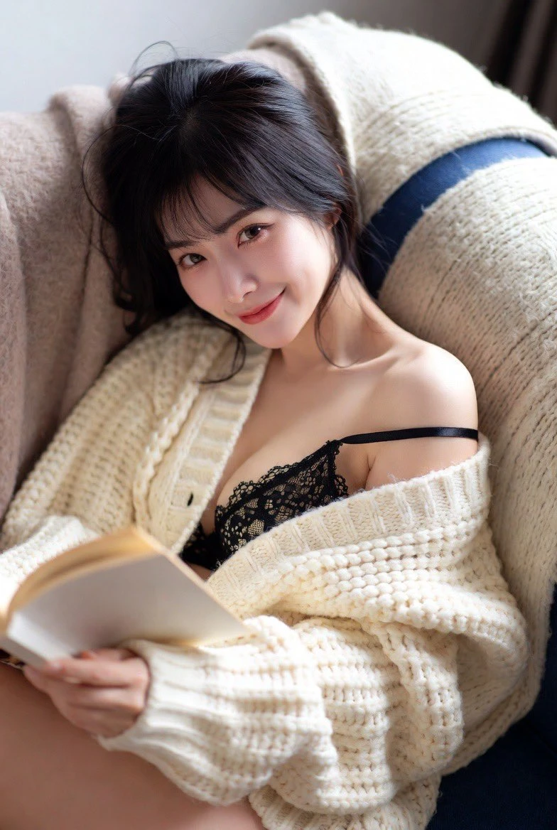慵懒午后,蕾丝内衣配毛衣的居家性感写真