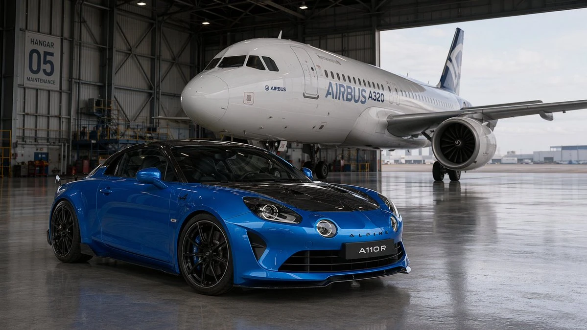 蓝色Alpine A110 R与空客A320-2