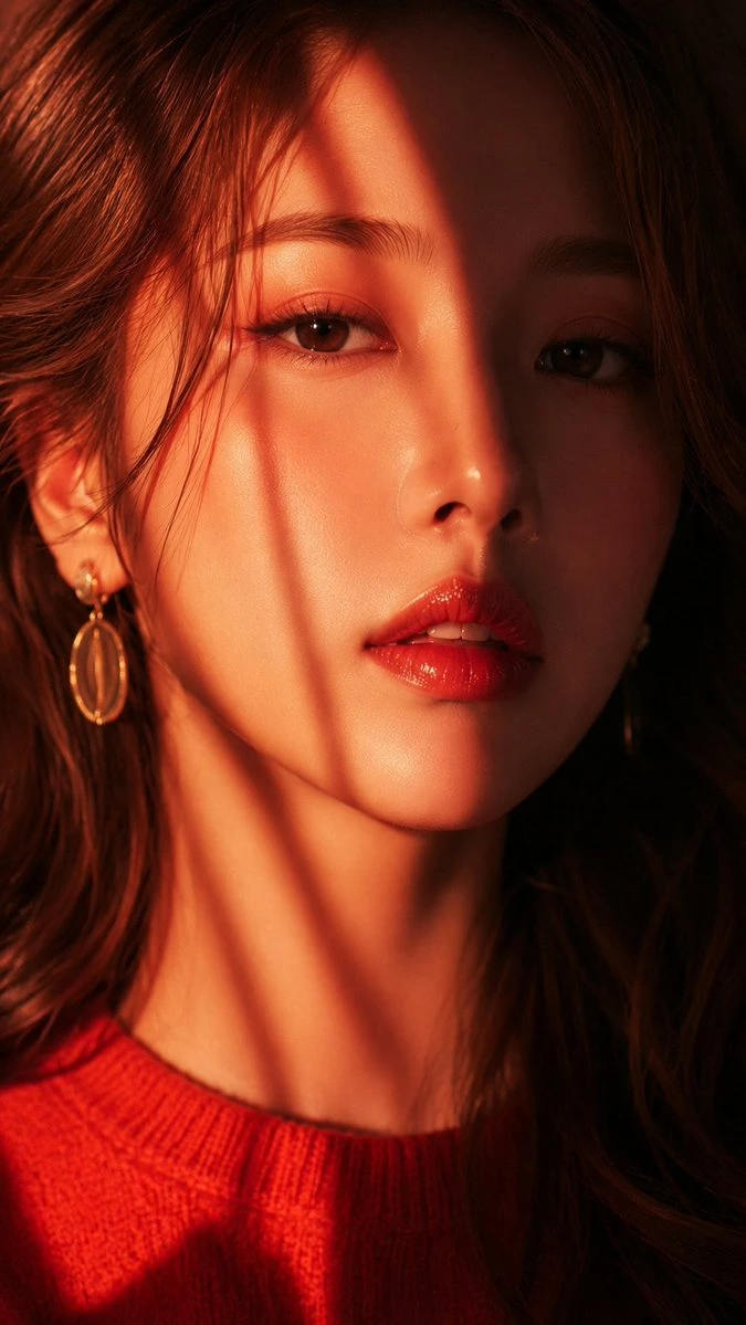 光影条纹下的红唇美女