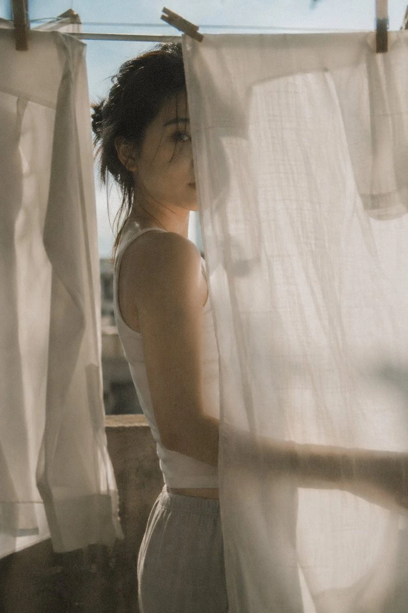 日系胶片风阳台晾衣少女