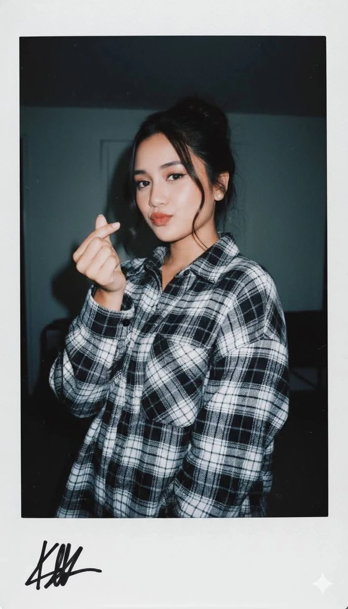 复古拍立得风格少女肖像,格纹衬衫,半心手势,冷调闪光灯,签名