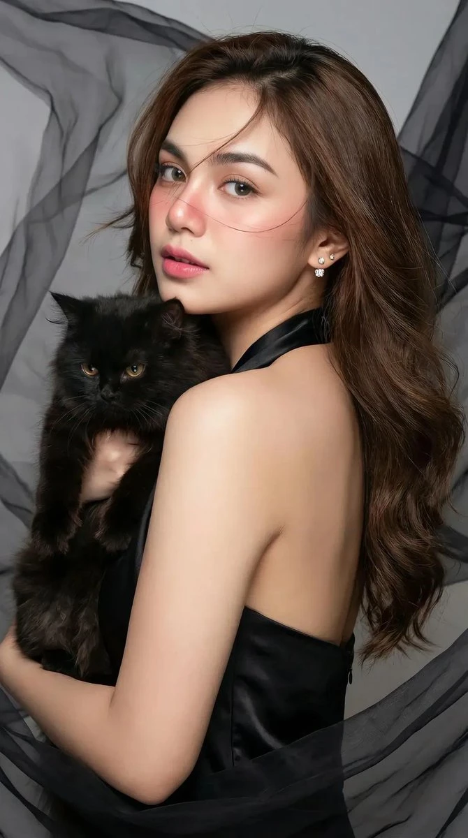 黑裙女子抱猫回眸写真