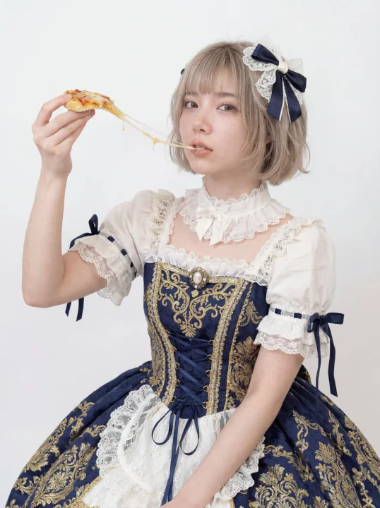 洛丽塔少女白底吃披萨，笑容甜美，细节精致